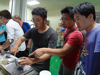 揚鴻 : 小盧，糖少一點啦！