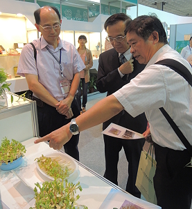 鄭副場長向陳副主委解說本場參展項目