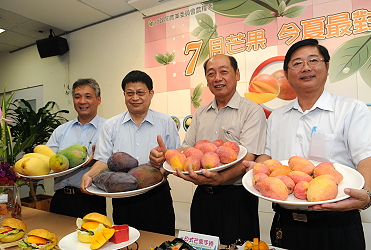 農糧署南區分署長陳俊言、王仕賢場長、農糧署署長李蒼郎、農糧署運銷加工組組長戴登燦一起出席，促銷 7 月芒果