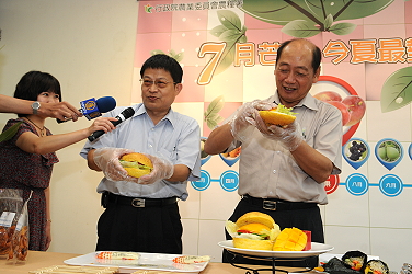 新好男人李蒼郎署長和王仕賢場長現場親自秀一手芒果米漢堡製作