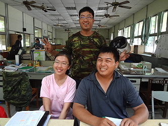 3 個有為的青年～莉雅 ( 左 ) 、晁偉 ( 右 ) 、小盧 ( 後 ) 