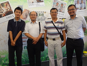 竣暉 ( 左 ) 與農委會李政錩技正 ( 左二 ) 、嘉大郭濰如老師 ( 右二 ) 及顏總 ( 右一 ) 合照