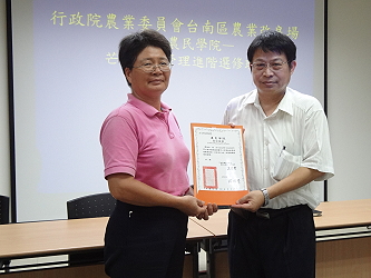 場長頒發結業證書，由學員長陳金位小姐代表接受