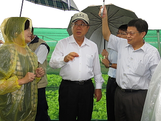 陳主委視察雲林縣西螺鎮網室蔬菜災損後指示臺南區農改場加派技術服務團輔導農民復耕 