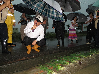 陳主委視察嘉義縣新港鄉青蔥災損