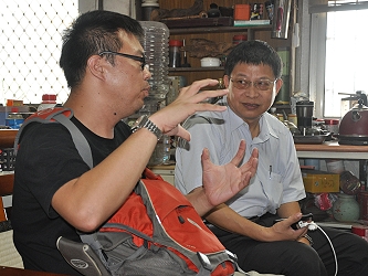 王仕賢場長與呂嘉彬先生討論交換意見