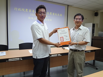林棟樑秘書頒發結業證書給蔡明同學員