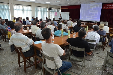 參與講習會農民專注聆聽課程講解