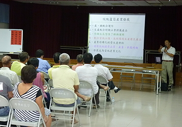 陳水心技佐講解蘆筍栽培管理要點，班員聚精會神聆聽