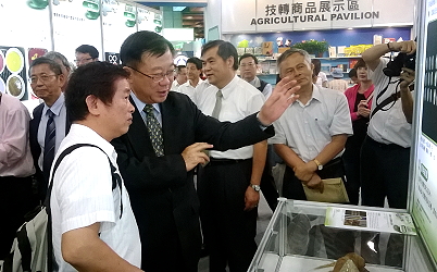陳保基主任委員視察本場參展項目，由鄭榮瑞副場長解說研發項目相關內容