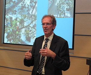 Dr. Erik 以實際狀況講解養液管理對番茄品質及生長勢的影響