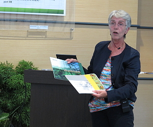 Dr. Marieke 講解生物防治與化學防治如何併行