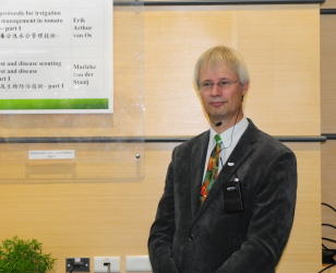 Dr. Egbert 說明荷蘭設施番茄生產近年來的改變
