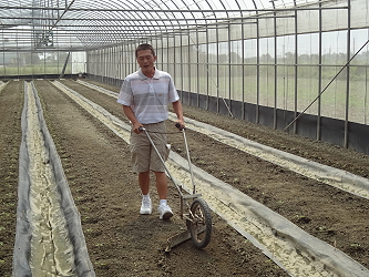 張有毅產銷班班長示範改良過農機具使用方式