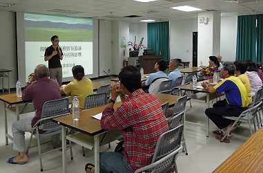 吳建銘助理研究員宣導服貿協議，農民認真聽講