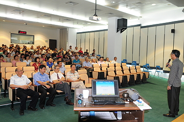 參訓者凝神專注地傾聽