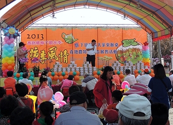 臺南區農業改良場場長王仕賢簡介產業概況，並鼓勵大家多多用柿