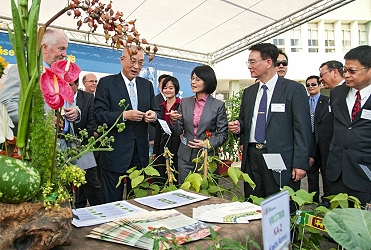 吳副總統看綠金毛豆 ( 左起亞蔬主任 Dr. Dyno Keatinge 、副總統吳敦義、外交部次長史亞平、農委會副主委胡興華及本場場長王仕賢) 