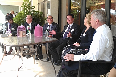 胡副主委及國際處許處長開幕前與各國貴賓交換意見