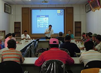 王仕賢場長與農友座談，互動熱絡