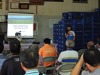 本場石郁琴小姐進行 政策宣導