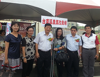 貴賓參觀本場育成稻米以及創意米麵包展示區攤位