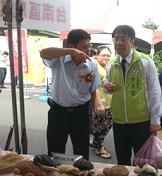 王場長仕賢陪同黃偉哲立委，介紹本場新育成糙米以及米麵包產品