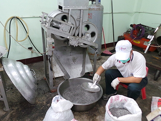 善化農會在活動現場開放榨胡麻油參觀