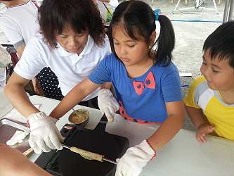 現場「芝麻米香蛋捲」 DIY ，成為活動最搶手吸睛的攤位