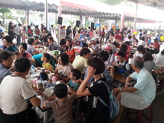 善化區農會提供麻油糙米粥和麻油雞 ，供不應求