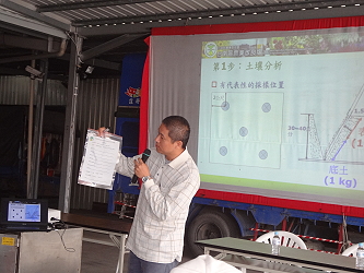 江汶錦助理研究員講解土壤採樣