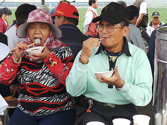 國產黑豆製作的豆腐，讓農民安心大口吃，幸福洋溢在臉上