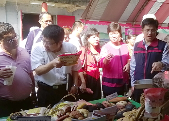 本場王仕賢場長為來賓解說展示產品相關內容