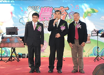 2013 農畜聯合開放日暨第 17 屆種苗節活動的 3 位主人，左起本場王仕賢場長、畜試所黃英豪所長、台灣種苗協會施辰東理事長