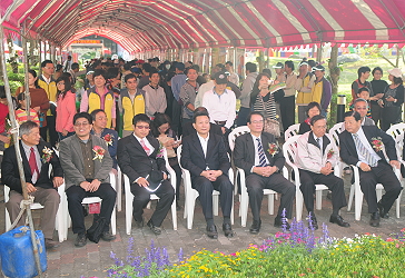 種苗節開幕典禮大官雲集，左起種苗協會施辰東理事長、嘉義縣農業處林良懋處長、本場王仕賢場長、農委會王政騰副主委、胡興華副主委、陳文德副主委、台南市農業局許漢卿局長