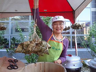 熱氣騰騰的官田區「燒」肉粽