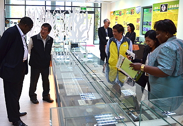 本場展示廳保存有許多具歷史意義的農業文物，吸引來賓目光