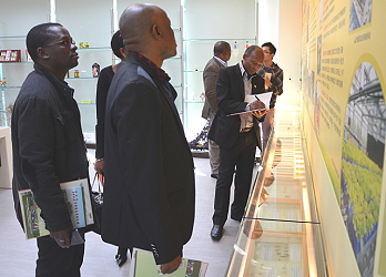 來賓對本場研發的控釋型肥料極有興趣 