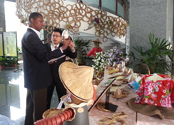 王場長向「 海地新聞網」總經理 Clarens Renois 介紹全國種植面積最大的水稻台南 11 號品種