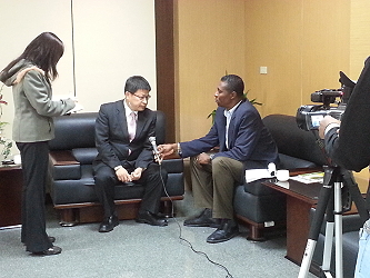 王場長接受 「 海地新聞網」錄影採訪