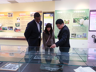 本場展示櫃保存有早期非洲農業訓練班的合影照片， Clarens Renois 相當感興趣