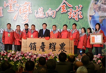 新港鄉花卉產銷班第 6 班與陳保基主委頒獎合影