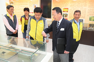 王場長陪同李前主委參觀本場成果展示廳
