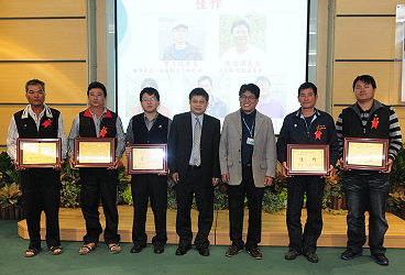 王仕賢場長及嘉義縣農業處林良懋處長與第一組佳作得獎農友合影