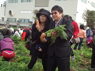 王仕賢場長與美麗的粉絲合照