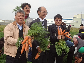 「最佳胡蘿蔔代言人組合」～農糧署南區分署陳俊言分署長 ( 左 ) 、將軍區農會吳明成總幹事 ( 中 ) 、本場王仕賢場長 ( 右 ) 