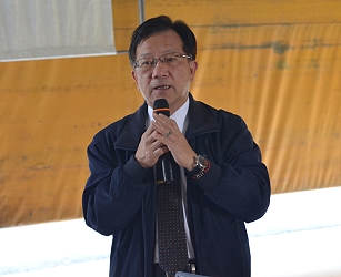 李育賢總幹事向柚農致意