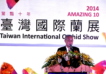 吳副總統敦義開幕致詞除了以「台灣蘭展， 10 年驚艷，百花競放，全球飄香」 16 字做為勉勵，同時也肯定農委會對臺灣蘭花產業的用心 
