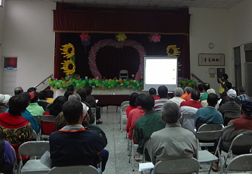 農民認真傾聽講習內容