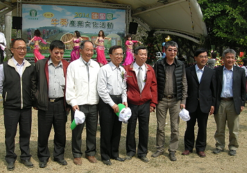 活動貴賓合影，由左至右分別為水保局臺南分局黃振全分局長、本場王仕賢場長 、水保局黃明耀局長、農委會陳文德副主委、佳里區農會黃政村總幹事、臺南市農會吳正仁總幹事、農信保基金黃慶堂經理、農糧署南區分署陳俊言分署長 